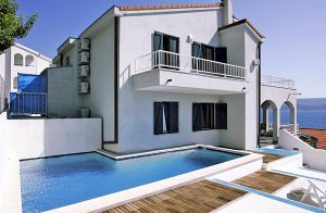  En elegant ferielejlighed beliggende i en lille charmerende landsby på Omis Riviera, bare få meter fra havet. Lejligheden ligger på første sal og er rummelig og meget smagfuldt indrettet. Ferieg� ...