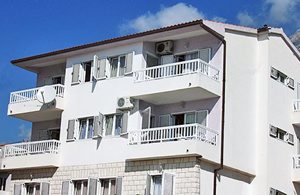  Denne smagfuldt indrettede ferielejlighed med havudsigt ligger i et nyopført hus. På grund af de mange velbesøgte strande og ensomme små bugter er rivieraen ved Makarska meget populær. Her kan I ...