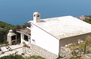  Stenvæggene i dette hus skaber en helt speciel og rustik atmosfære. På den udendørs grill kan du tilberede lækre retter. Pejsen i huset er perfekt til romantiske aftener på kølige dage. Hvis d ...