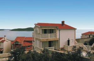  I dette hyggelige feriehus er der flere lejligheder, som er indrettet med moderne møbler. Man kan beundre den herlige udsigt over bugten fra de flere store terrasser. En af lejlighederne har en går ...