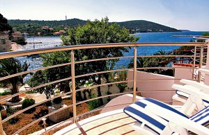  Denne ø er det bedste ferievalg for alle, der vil tilbringe ferien i ægte ro. Ferierækkehuset ligger på øen Veli Drvenik er velegnet til små familier med børn. Stranden med det krystalklare va ...