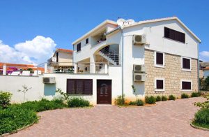  Denne moderne indrettede ferielejlighed ligger kun 5 minutter til fods fra en grusstrand velegnet til børn. I stueetagen er der et fællesrum med pejs. Nabo til CDM388. ...