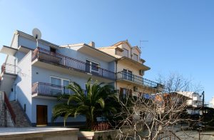  Dissee rummelige og funktionelt indrettede ferielejligheder ligger i nærheden af byen Trogir. På øverste etage er den laveste lofthøjde er 120 cm. Der står en grill til rådighed for gæsterne i ...