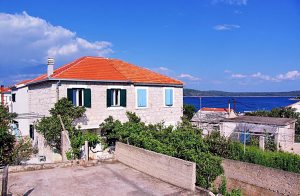  Denne enkelt indrettede ferielejlighed ligger på første sal i et dejligt hus. Lejligheden har en stor terrasse med panorama udsigt over havet. Drvenik Mali er en ø i nærheden af Trogir og er rigt ...