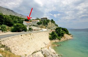  Hyggeligt indrettet dobbelthus i to etager. Fra terrasserne er der en flot udsigt over havet og øerne. Bag huset finder I grill og bordtennisbord. Kun den (befærdede) kystvej adskiller huset fra de ...