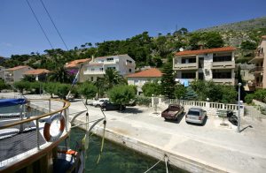  På promenaden i den hyggelige kystby Krilo Jesenice ligger denne store og enkelt indrettede ferielejlighed. Den er det ideelle valg for familier, som gerne vil holde ferie ved havet. Her er der en d ...