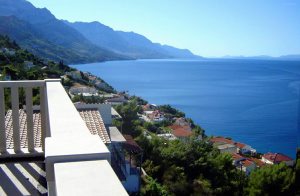  Ved foden af bjerget Mosor i hjertet af Dalmatien, og mellem de livlige byer Omis og Makarska, vil du finde denne smagfuldt indrettede lejlighed, med en fantastisk udsigt over den attraktive Omis Riv ...