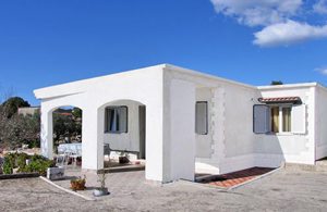  I dette nyopførte feriehus på øen Mali Drvenik kan I holde en romantisk ferie. Huset består af to lejligheder som er forbundet med hinanden. Ejeren byder jer velkommen med et aftensmåltid. ...