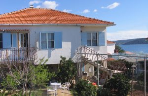  Dette istandsatte stenhus med en dejlig have finder I på den lille ø Mali Drvenik, som ligger 8 sømil fra byen Trogir. Ejeren tilbyder aftensmad og vin, snaps og olivenolie fra egen produktion. He ...