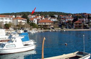  Enkle og nyindrettede ferielejligheder i en dejlig badeverden tæt ved byen Trogir. Stedet er godt egnet til familier, som ønsker en strandferie eller en aktiv ferie. Stranden er børnevenlig og omr ...