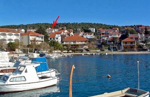  Enkel og nyindrettet lejlighed i en badeby nær byen Trogir. Særdeles velegnet for familier, der gerne vil tilbringe ferien ved stranden eller have en aktiv ferie. Den nærliggende strand er velegne ...