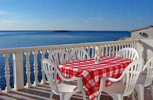  Dette feriehus er det helt rigtige for den store familie eller en gruppe venner. Det består af to lejligheder med separate indgange. Den ene ferielejlighed ligger i stuen, den anden på første sal. ...