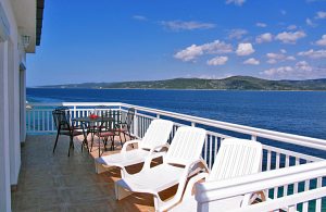  Denne enkelt indrettede ferielejlighed ligger kun få meter fra havet. Fra spisestuen og terrassen kan I nyde den dejlige panoramaudsigt over havet. Gæster har mulighed for at benytte en bådplads t ...