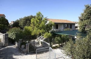  Feriehuset, der ligger i umiddelbar nærhed til havet, har en dejlig have med blomster. Stueetage og 1. sal er forbundet med en udvendig trappe. Huset ligger i en by der er egnet til familieferie, v� ...