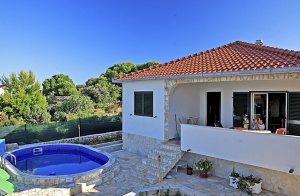  Dette yndige feriehus ligger på den charmerende lille ø Drvenik Mali i nærheden af historiske havneby Trogir. Den store grund er velholdt og indhegnet af en egnstypisk stenmur, så børnene kan le ...