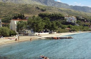  Mellen oliventræer og vinstokke ligger dette hus med hyggeligt indrettede lejligheder. Etagerne er forbundet via udendørs trapper. Lejlighederne er perfekte at leje for store familier eller grupper ...