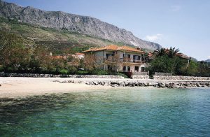  Dette feriehus ligger direkte ved stranden med en rolig strandcafé. Huset består af 2 næsten identiske lejligheder, der er forbundet via en udvendig trappe. Begge lejligheder råder over en terras ...
