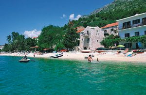  Dette traditionelle og smagsfuldt renoveret rækkehus ligger direkte ved en grusstrand. Huset består af 2 bygninger, som deles af en rummelig terrasse. Hver bygning har egen indgang og er i ét plan ...