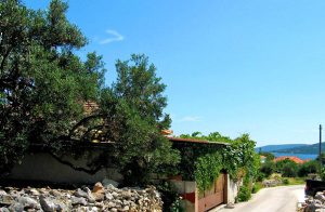  Dette enkle, men hyggeligt indrettede feriehus, har stor terrasse og ligger i grønne omgivelser. Boligen er velegnet til børnefamilier, da grunden er indhegnet. Kun en større vej adskiller huset f ...