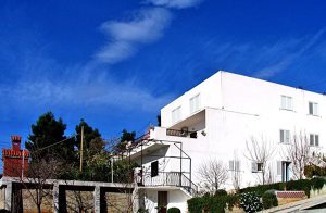  Disse enkle ferielejligheder ligger i et stort familiehus i den kystnære by Krilo Jesenice. Fra lejlighederne er der en fantastisk havudsigt. Der ligger en dejlig strand få skridt fra huset. ...
