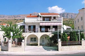  Disse praktisk indrettede ferielejligheder egner sig godt til familieferie. Hver lejlighed råder over en stor terrasse. Til stranden, der blot ligger et par meter fra huset, kommer man gennem en tun ...