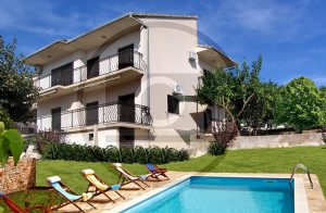  Kun få minutters gang fra kysten finder du dette charmerende, funktionelle og rummelige feriehus. Fra terrassen er der en vidunderlig udsigt over havet. Byen Trogir og den internationale lufthavn Sp ...