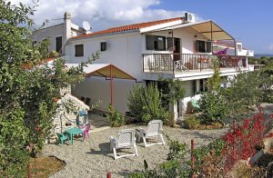  I dette velholdte og funktionelt indrettede feriehus ligger en dejlig ferielejlighed fordelt på flere etager. Der findes yderligere 2 separate lejligheder i huset. Alle lejlighederne er forbundet vi ...