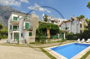  Dette rummelige og moderne indrettede feriehus omgivet af pinjetræer ligger kun få minutters gang fra Makarskas centrum. Til huset hører en udendørs pool (fra 2011). Fra terrassen i overetagen er ...