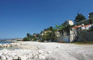  Dette rummelig feriehus er blevet smukt indrettet med sans for detaljer. Huset er på to etager og ligger direkte ud til havet. Den smukke by Split ligger kun få minutter i bil fra huset. I stueetag ...