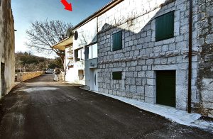  Dette rækkehus er renoveret i 2008 og ligger i grønne omgivelser i en lille dalmatinsk by. Værelserne ligger på 2 etager og er forbundet med en trappe. Loftsetagen er med delvis lave lofter og sk ...