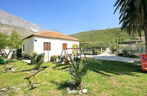  Dette enkle feriehus ligger i en lille landsby i nærheden af havet. Husets indretning bærer præg af, at der er kælet for detaljen. Den lukkede naturgrund med legeredskaber er giver de bedste foru ...