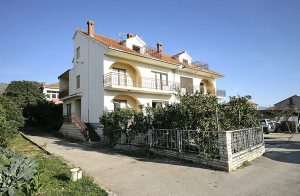  Rummeligt og praktisk indrettet halvdel af dobbelthus der ligger i grønne, frodige omgivelser, i en have med citrustræer. I har naturligvis også rådighed over en terrasse, hvorfra der er en flot  ...