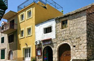  Dette tradionelle og funktionelt indrettede hus ligger i den lille fiskerby Igrane. Huset ligger i nærheden af den smukke promenade. Huset er bygget i typisk dalmatinsk stil. Fra terrassen er der en ...