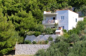  Hyggelige ferielejligheder i et hus med udvendig trappe. Til huset, der ligger på en bakke, hører en dejlig terrasse med flot udsigt over havet, have og overdækket parkeringsplads. Ikke langt til  ...
