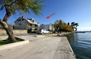  Denne rummelige og hyggeligt indrettede lejlighed ligger på 1.etage i et familiehus. Husets indhegnede have ligger ud til havet. Der ligger mange smukke stenstrande i nærheden. Lejligheden ligger i ...