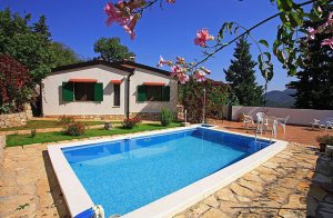  Dette komfortable og funktionelt indrettede hus ligger roligt midt i bjergene. Herfra kan du nyde din ferie! Fra terrassen ved poolen du har en utrolig udsigt over det fortryllende dalmatiske landska ...