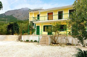  Dette sommerhus ligger på Kroatiens smukkeste kyst. Huset er rummeligt og ideelt til en afslappende sommerferie. Huset består af flere lejligheder og i stueetagen ligger et stort fælles spiserum.  ...