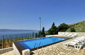  Nybygget feriehus på stor grund. Her mangler intet. Lejlighederne er forbundet via trapper og elevator. Der er klimaanlæg i hele huset, et hyggeligt opholdsrum og indendørspool Alt i alt de bedste ...