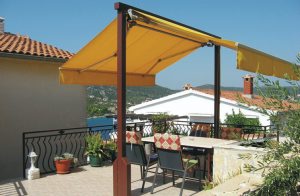  Dette dejlige sommerhus ligger kun få minutter fra den smukke kyst og det krystalklare vand. De to lejligheder er forbundet med udendørs trapper. På den store terrasse, kan i få hyggelige stunder ...