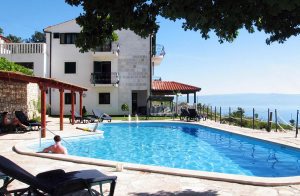 Denne dejlige bolig, der består af to villaer, som begge er indrettet i klassisk dalmatisk stil, har flere opdelte boligenheder. En villa består af 5 ferielejligheder, 3 af dem strækker sig over 2 ...