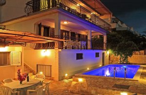 Ferieboligen består af et hovedhus og 2 lejligheder, som er forbundet med en indvendig trappe og et lille anneks. Det hyggelige hus råder over en dejlig pool med tilhørende liggestole. Hver lejlig ...