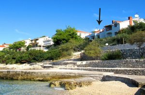 Disse små og hyggelige ferielejligheder ligger på 1.etage i et familiehus. Hver lejlighed har egen balkon, med skøn udsigt over haven og havet. Begge lejligheder har også en stor fælles terrasse ...