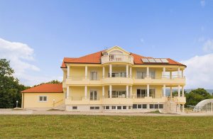  Denne skønne luksusvilla ligger på en meget stor grund. Naturligt tilpasset i de grønne omgivelser finder I en skøn udendørs pool, som kan lukkes af med et skydetag. I den lille skov nær huset  ...