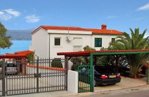 Dette moderne dobbelthus ligger på en indhegnet grund og lige ud til en strand. Huset har en udendørs jacuzzi med plads til seks personer, og et lille sommerkøkken med grill. Intet andet sted i ve ...