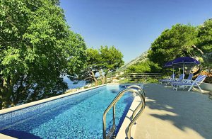  Dette smagfulde, moderne renoverede, traditionelle stenhus ligger i en typisk dalmatisk landsby. Nyd jeres ferie ved swimmingpoolen, der ligger i delvis skygge/sol eller på en af de skønne terrasse ...