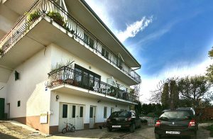  Disse hyggelige og smagfuldt indrettede ferielejligheder ligger i stueetagen og på 2. etage i et familiehus. Hver lejlighed har egen terrasse med skøn udsigt over havet og det omkringliggende lands ...