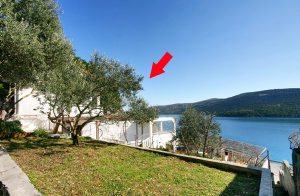  Dette enkelt og praktisk indrettede sommerhus består af fem boliger fordelt på flere etager. De har alle separate udvendige indgange. Sommerhuset ligger ud til havet, kun adskilt af en trafikeret k ...