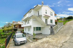  Denne luksuriøst indrettede ferielejlighed ligger på 2. etage CDM989, og på 1. etage ligger den praktisk og smagfuldt indrettede lejlighed CDM990. Huset ligger på en stejl bakkeskråning, og der  ...