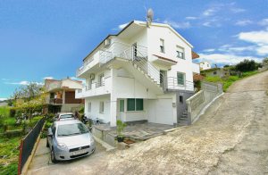  På 2. etage ligger den luksuriøst indrettede ferielejlighed CDM989, og på 1. etage ligger den praktiske og smagfuldt indrettede CDM990. Da huset ligger på en bakke, er der en vidunderlig udsigt o ...