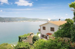  Dejligt feriehus ved havet. Det er velegnet til større familier eller grupper, da det består af tre boligenheder, som er forbundet via udvendige trapper. Den smagfuldt indrettede opholdsstue ligger ...